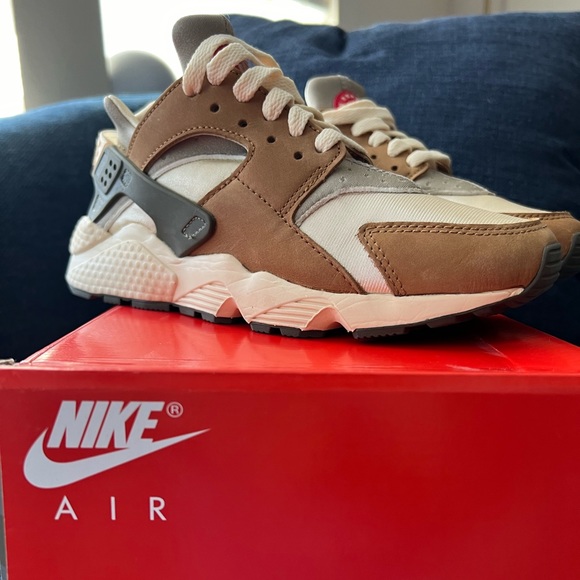 Nike Shoes - Nike Huarache LE - Desert Oak